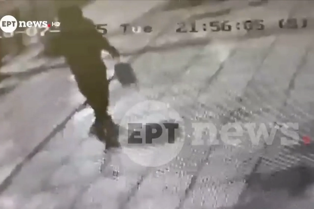 Ιλίσια: Βίντεο – ντοκουμέντο με τον δράστη να μεταφέρει τον εκρηκτικό μηχανισμό
