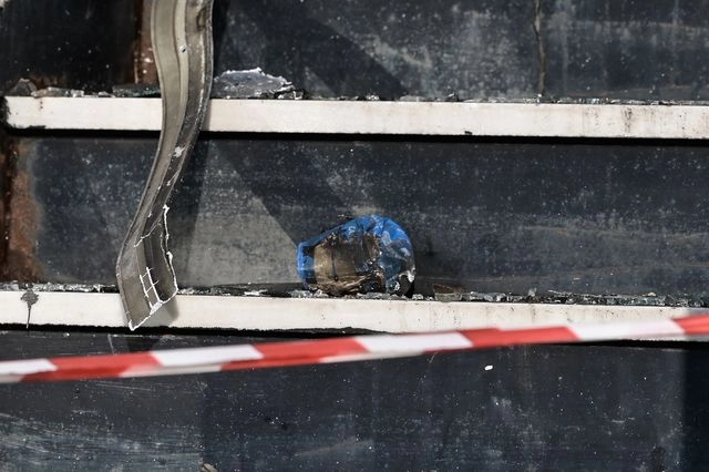 Εμπρηστική επίθεση με γκαζάκια σε κατάστημα παιχνιδιών στον Κολωνό