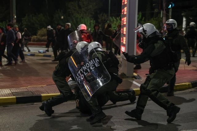 Έκθεση – κόλαφος της Διεθνούς Αμνηστίας για την Ελλάδα: Προσφυγικό, υποκλοπές, βία σε διαδηλώσεις