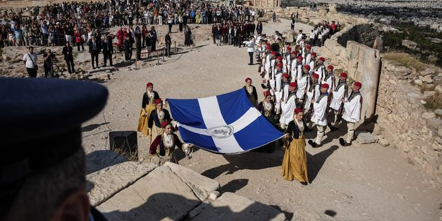 81η επέτειος της Απελευθέρωσης των Αθηνών: Η έπαρση της σημαίας στην Ακρόπολη