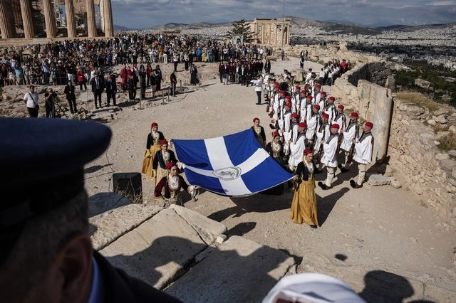 81η επέτειος της Απελευθέρωσης των Αθηνών: Η έπαρση της σημαίας στην Ακρόπολη