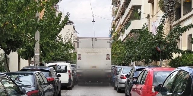 Εξάρχεια: Φορτηγό φράκαρε στην Καλλιδρομίου – Βίντεο