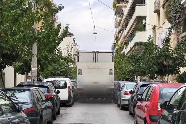 Εξάρχεια: Φορτηγό φράκαρε στην Καλλιδρομίου – Βίντεο