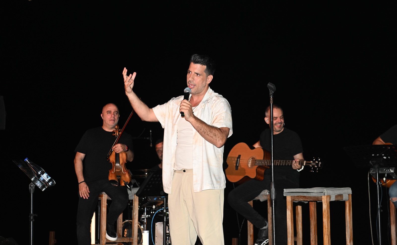 Θοδωρής Φέρρης: Έφαγε μπέργκερ κατά την διάρκεια συναυλίας και έγινε viral – Βίντεο