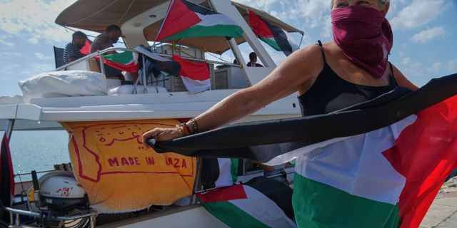 Ακτιβίστρια κρατά παλαιστινιακή σημαία