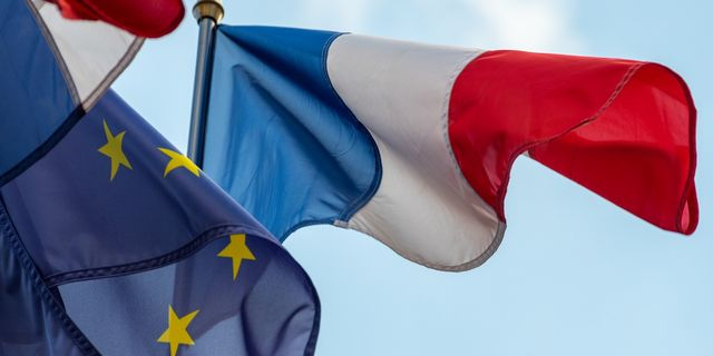 Γαλλία – Παραίτηση Λεκορνί: Υποχώρηση του ευρώ, αύξηση του κόστους δανεισμού