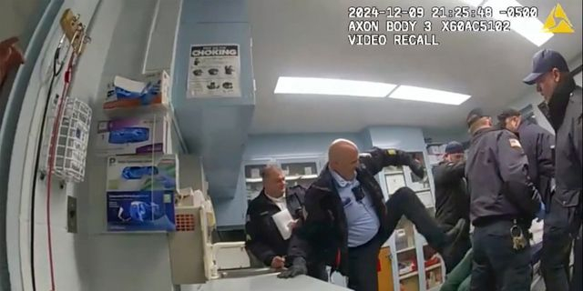 Ο Μπρουκς δέχτηκε θανάσιμα χτυπήματα από σωφρονιστικούς υπαλλήλους, με την άφιξή του σε φυλακή της Νέας Υόρκης