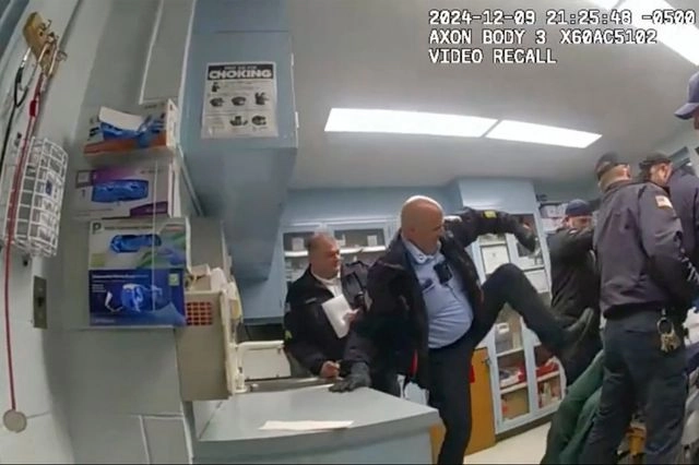 Ο Μπρουκς δέχτηκε θανάσιμα χτυπήματα από σωφρονιστικούς υπαλλήλους, με την άφιξή του σε φυλακή της Νέας Υόρκης