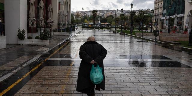 Μια γυναίκα σε δρόμο της Θεσσαλονίκης