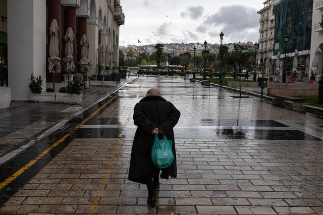 Μια γυναίκα σε δρόμο της Θεσσαλονίκης