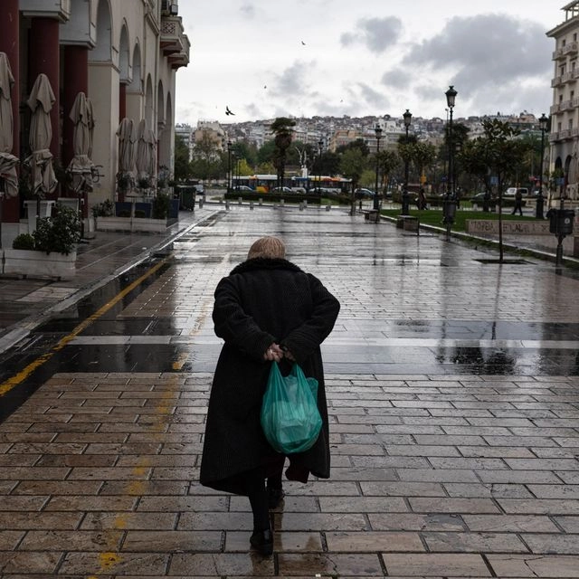 Μια γυναίκα σε δρόμο της Θεσσαλονίκης