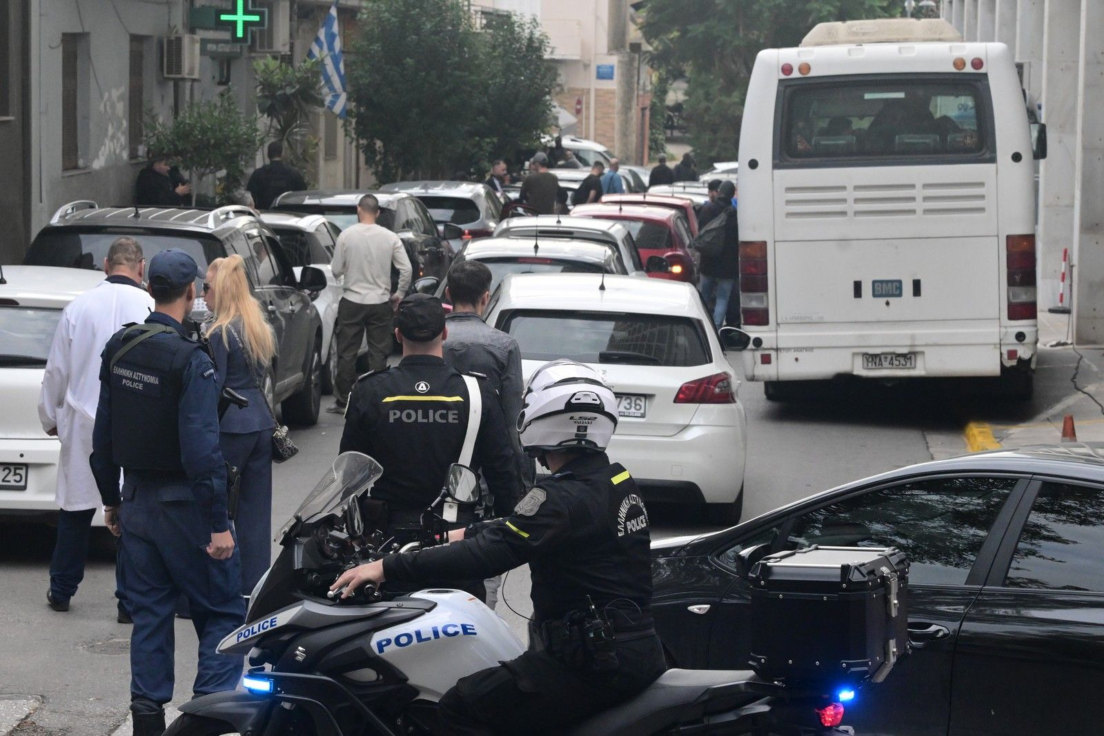 Η άφιξη των συλληφθέντων για τον ΟΠΕΚΕΠΕ στη ΓΑΔΑ