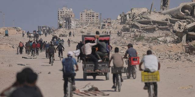 Εκτοπισμένοι Παλαιστίνιοι επιστρέφουν στην κεντρική Γάζα