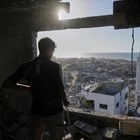 Παλαιστίνιος κοιτά την κατεστραμμένη πόλη της Γάζας από ψηλά