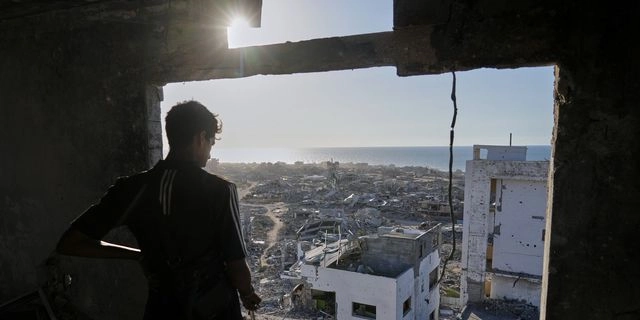 Παλαιστίνιος κοιτά την κατεστραμμένη πόλη της Γάζας από ψηλά