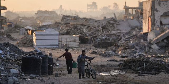 Παλαιστίνιοι στην κατεστραμμένη από τους ισραηλινούς βομβαρδισμούς Γάζα