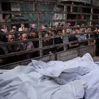 Παλαιστίνιοι αντικρίζουν σορούς, μετά τα τελευταία χρονικά φονικά πλήγματα του Ισραήλ, στη Γάζα