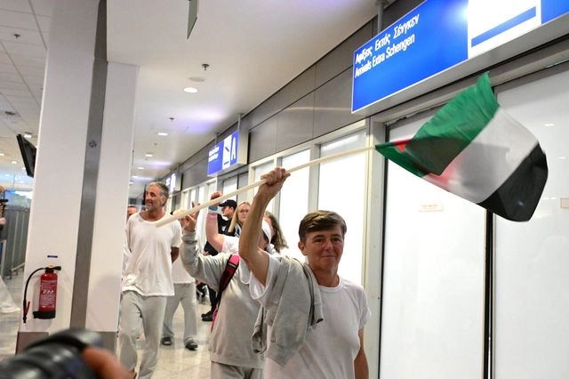 Global Sumud Flotilla: Θερμή υποδοχή στους ακτιβιστές που “πάτησαν” Ελλάδα