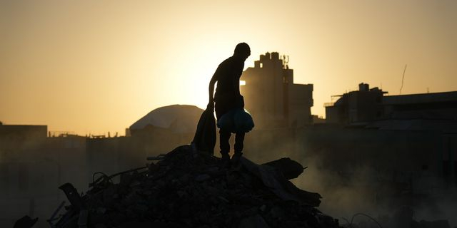 Παλαιστίνιοι σε συντρίμμια στη Γάζα