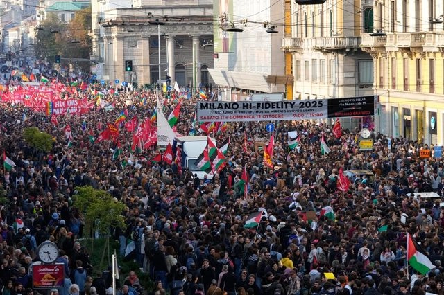 Απεργιακός ξεσηκωμός στην Ιταλία: Χιλιάδες στους δρόμους για το μπλοκάρισμα του Global Sumud Flotilla