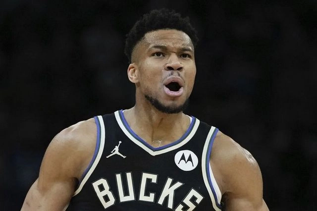 NBA Ράπτορς – Μπακς 116-122: Μπουλντόζα ο Αντετοκούνμπο και θρίαμβος στο Τορόντο για το Μιλγουόκι
