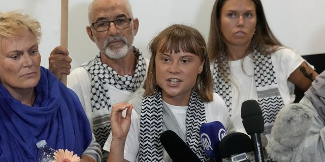 Η Γκρέτα Τούνμπεργκ πραγματοποιεί δηλώσεις σε δημοσιογράφους στο Ελ. Βενιζέλος, λίγη ώρα μετά την άφιξή της από το Ισραήλ