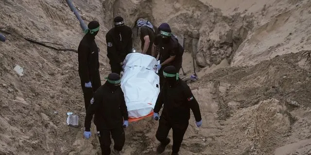 Η Χαμάς μεταφέρει μια σορό