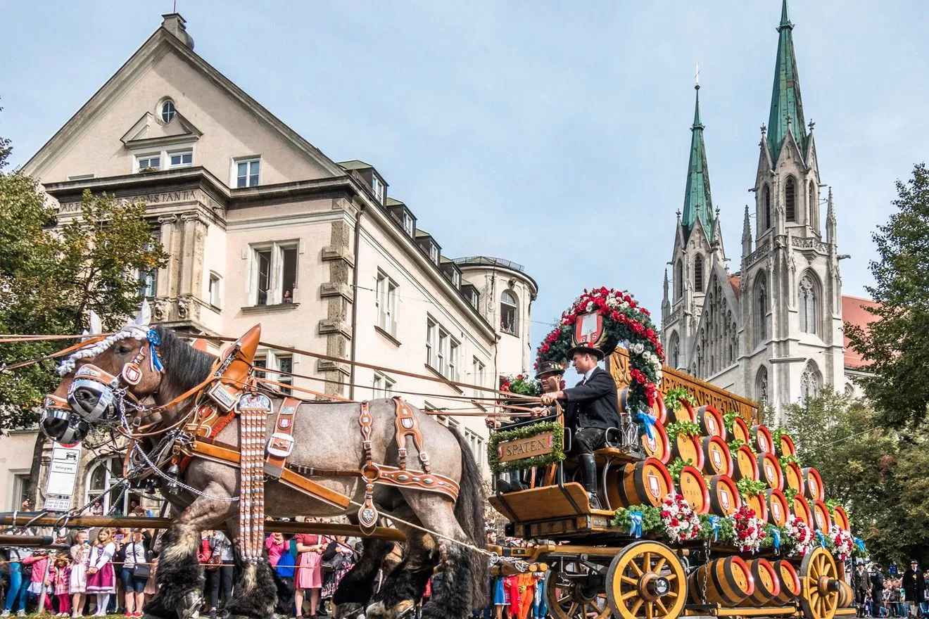 Συμμετέχοντες στην ετήσια παρέλαση έναρξης του Oktoberfest με την ονομασία «einzug der wirte»