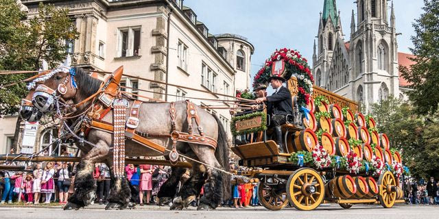 Συμμετέχοντες στην ετήσια παρέλαση έναρξης του Oktoberfest με την ονομασία «einzug der wirte»