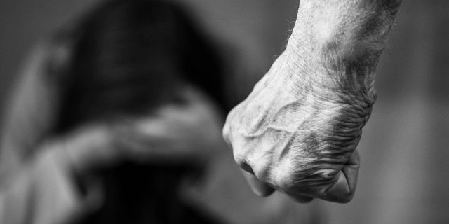 Ποινική δίωξη στον 50χρονο για τον ξυλοδαρμό της 40χρονης συντρόφου του