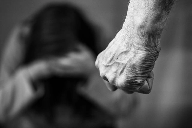 Κορωπί: Ποινική δίωξη στον 50χρονο για τον ξυλοδαρμό της 40χρονης συντρόφου του
