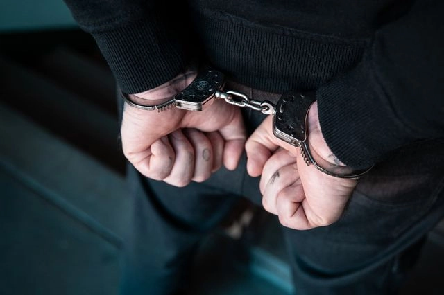 Σύλληψη 48χρονου που ανήρτησε φωτογραφία με πιστόλι
