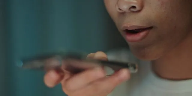 Ο απίστευτος και επικίνδυνος λόγος που οι έφηβοι χρησιμοποιούν “εξατομικευμένη” Τεχνητή Νοημοσύνη