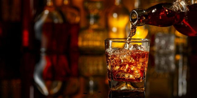 Θεσσαλονίκη: Νέες έφοδοι σε μπαρ για την κατανάλωση αλκοόλ από ανήλικους