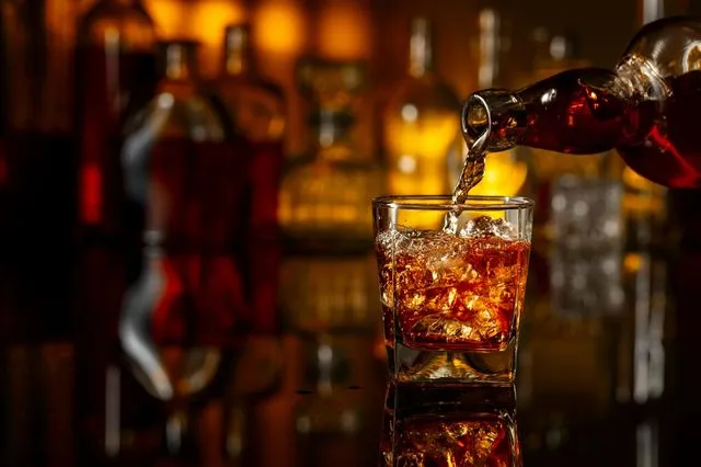 Θεσσαλονίκη: Νέες έφοδοι σε μπαρ για την κατανάλωση αλκοόλ από ανήλικους