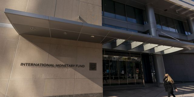 ΔΝΤ: Σύζευξη πλεονασμάτων και μείωσης χρέους για την Ελλάδα – Τα μηνύματα
