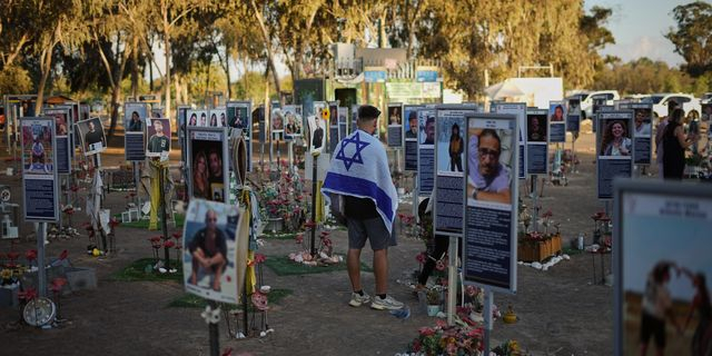 Ισραήλ: Εκδηλώσεις μνήμης για την επέτειο της 7ης Οκτωβρίου – Δάκρυα μπροστά στα πορτρέτα των θυμάτων
