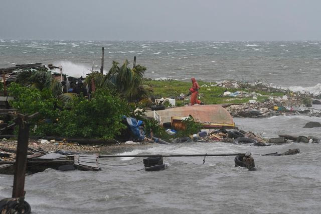 Ο τυφώνας Melissa σαρώνει την Τζαμάικα – Εκκενώσεις και στην Κούβα