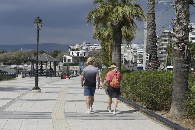 Καιρός: Αίθριος με συννεφιά και βροχές – Σε υψηλά επίπεδα η θερμοκρασία