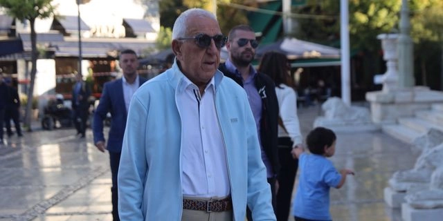 Ο Νικήτας Κακλαμάνης στο Λαϊκό προσκύνημα στο παρεκκλήσι της Μητρόπολης Αθηνών για τον Διονύση Σαββόπουλο