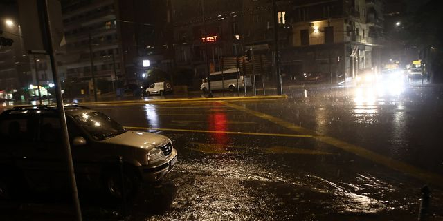 Πλημμύρισαν δρόμοι στην Αττική – Πώς θα κινηθεί η κακοκαιρία τις επόμενες ώρες