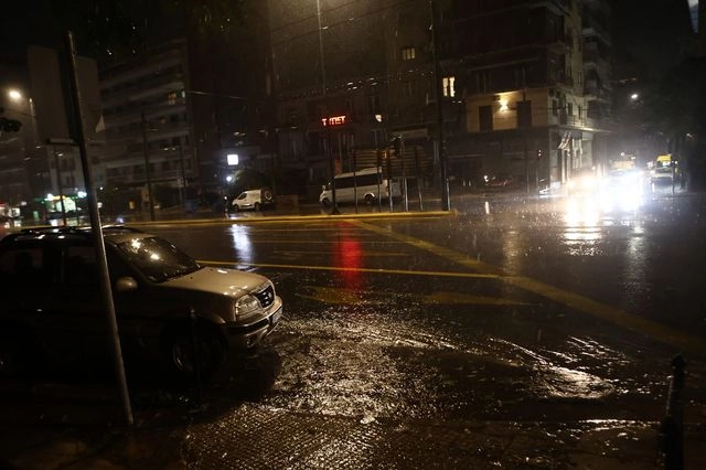 Πλημμύρισαν δρόμοι στην Αττική – Πώς θα κινηθεί η κακοκαιρία τις επόμενες ώρες