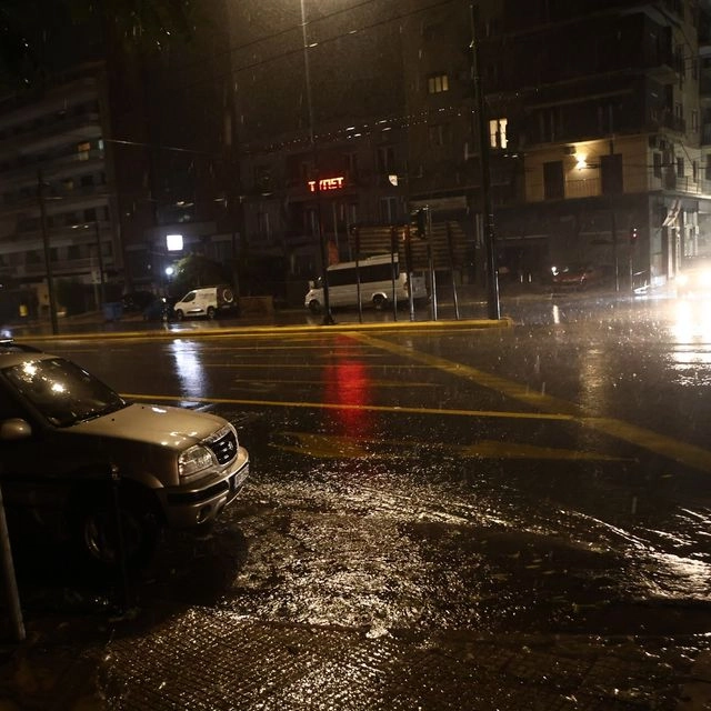 Πλημμύρισαν δρόμοι στην Αττική – Πώς θα κινηθεί η κακοκαιρία τις επόμενες ώρες