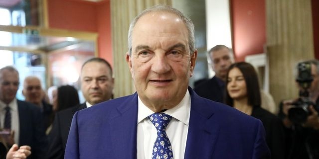 Η σπουδή του Μαξίμου να ερμηνεύσει τον Καραμανλή