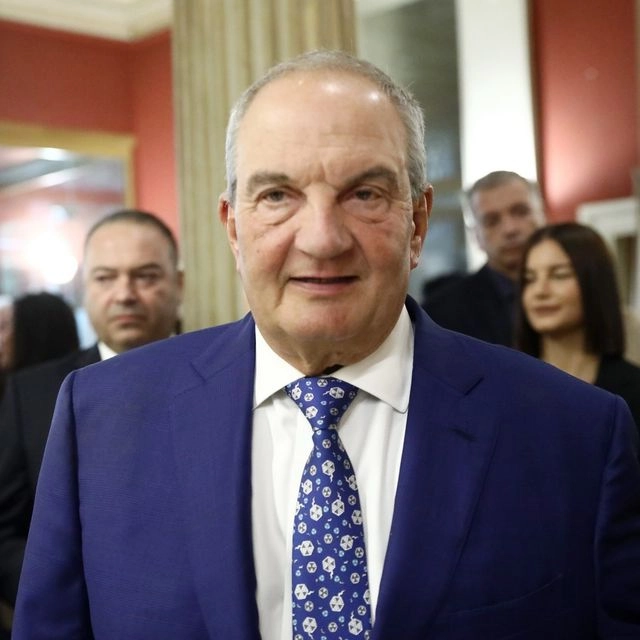 Η σπουδή του Μαξίμου να ερμηνεύσει τον Καραμανλή
