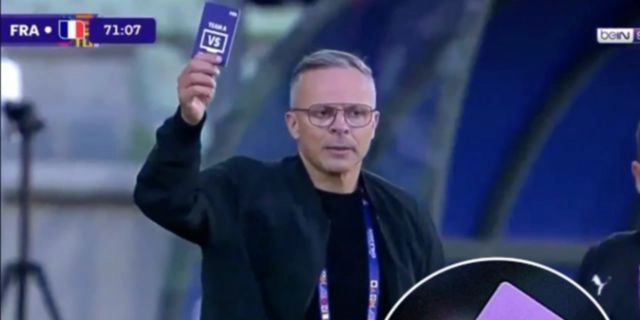 Η μωβ κάρτα που σήκωσε προπονητής