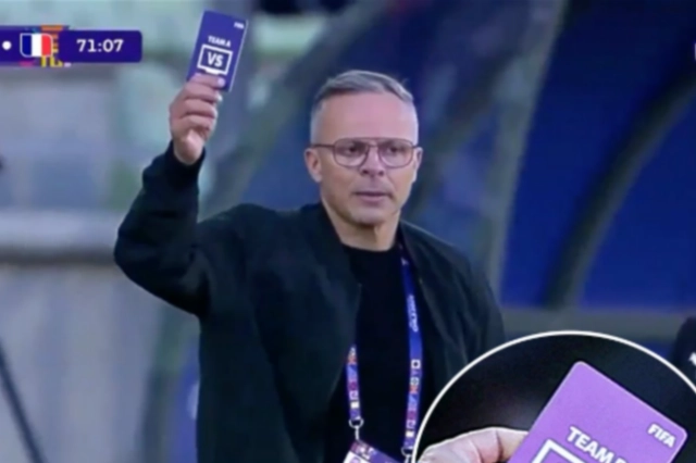 Η μωβ κάρτα που σήκωσε προπονητής