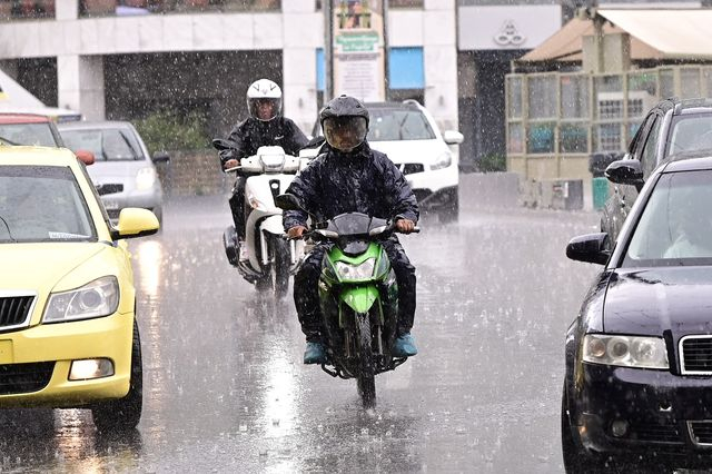 Κακοκαιρία: Καταιγίδες σε μεγάλο μέρος της χώρας – Πότε υποχωρούν τα φαινόμενα