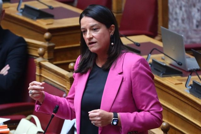 Βουλή: Σε “μετωπική” με την Κεραμέως και το 13ωρο η προοδευτική αντιπολίτευση
