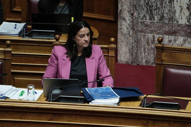 Πέρασε με 158 “ναι” το αντεργατικό νομοσχέδιο Κεραμέως
